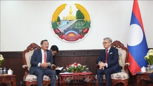 El embajador de Vietnam en Laos, Nguyen Minh Tam y el ministro de Relaciones Exteriores de Laos, Thongsavanh Phomvihane (Foto: VNA)