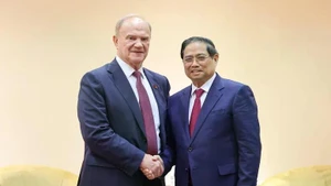 El primer ministro de Vietnam, Pham Minh Chinh, y el presidente del Partido Comunista de la Federación de Rusia, Gennady Ziuganov. (Foto: VGP)