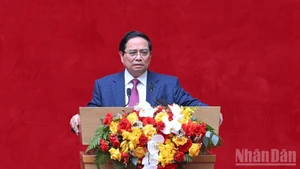 El primer ministro de Vietnam, Pham Minh Chinh, habla en la conferencia. (Foto: Nhan Dan)