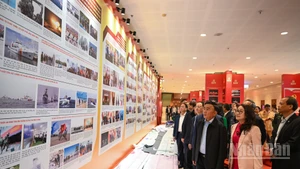 El miembro del Buró Político y miembro permanente del Secretariado del Comité Central del PCV, Tran Cam Tu, jefe del Subcomité de Organización y Servicio al XIV Congreso Nacional del PCV, en el evento. (Foto: Nhan Dan)