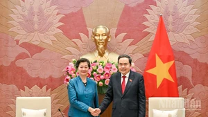 El presidente de la Asamblea Nacional de Vietnam, Tran Thanh Man, y la embajadora de Camboya, Chea Kimtha. (Foto: Nhan Dan)