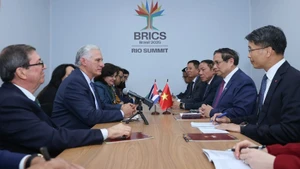 El primer ministro de Vietnam, Pham Minh Chinh (izquierda), se reúne con el primer secretario del Comité Central del Partido Comunista de Cuba y presidente de la República, Miguel Díaz-Canel Bermúdez (Foto: VGP)