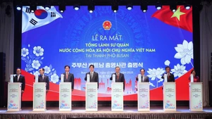 El secretario general del Partido Comunista de Vietnam, To Lam, y delegados en la inauguración. (Foto: VNA)
