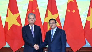 El primer ministro de Vietnam, Pham Minh Chinh, y el miembro del Comité Permanente del Buró Político del Partido Comunista de China y titular del Comité Permanente de la Asamblea Popular Nacional, Zhao Leji.