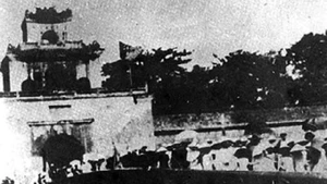 El 23 de agosto de 1945, el pueblo de Thua Thien-Hue participa en la toma del poder y se dirige hacia la Puerta Thuong Tu. (Foto de archivo de la Agencia Vietnamita de Noticias)