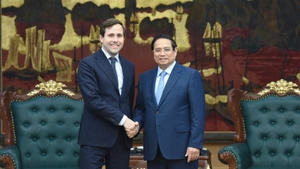 El premier Pham Minh Chinh recibe a Benjamin Dousa, ministro de Cooperación Internacional para el Desarrollo y Comercio Exterior de Suecia, el 12 de mayo de 2025, en Hanói. (Foto: Nhan Dan)