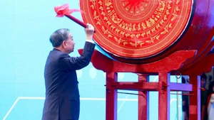 El secretario general del Partido Comunista de Vietnam, To Lam, da el tradicional toque de tambor para marcar el comienzo oficial del nuevo ciclo académico (Foto: Nhan Dan)