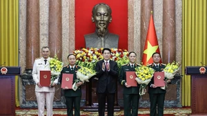 El presidente de Vietnam, Luong Cuong (centro), otorga rango de Coronel General a altos oficiales del Ejército y la Policía. (Foto: VNA)