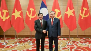 El secretario general del Partido Comunista de Vietnam, To Lam, y el secretario general del Partido Popular Revolucionario y presidente de Laos, Thongloun Sisoulith, se reúnen durante la visita del líder laosiano a Vietnam. (Foto: Nhan Dan)