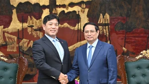 El primer ministro Pham Minh Chinh (derecha) recibe a Yukihito Honda, director ejecutivo encargado de Desarrollo Urbano Diversificado del Grupo Sumitomo de Japón. (Foto: Nhan Dan)