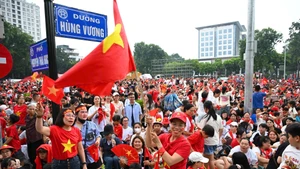 Gran multitud en arterias cercanas a la Plaza Ba Dinh para esperar el ensayo general del desfile por el Día Nacional