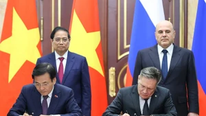 El primer ministro Pham Minh Chinh y y su par de Rusia, Mikhail Mishustin, presencian la ceremonia de firma del Acuerdo de cooperación para la construcción de una central nuclear en Vietnam. (Foto: VGP)