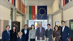 La embajadora de Vietnam en Bulgaria, Nguyen Thi Minh Nguyet (quinta desde la izquierda), y miembros de la embajada visitan y trabajan en la Zona Industrial de Trakia (Foto: VNA)