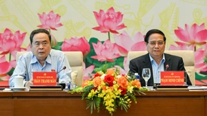 El secretario del Comité partidista del Gobierno y primer ministro, Pham Minh Chinh, y el secretario del Comité partidista y presidente de la Asamblea Nacional, Tran Thanh Man, presiden la reunión. (Foto: Nhan Dan)
