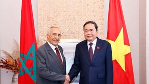 El presidente de la Asamblea Nacional de Vietnam, Tran Thanh Man, y el titular de la Asociación de Amistad Marruecos-Vietnam, Mustapha El Ktiri. (Foto: VNA)