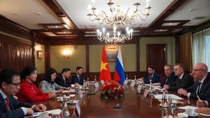 Ngo Phuong Ly, esposa del secretario general del Partido Comunista de Vietnam, se reúne con el viceprimer ministro de Rusia, Dmitry Chernyshenko. (Foto: VNA)