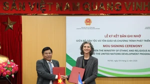 El viceministro de Asuntos Étnicos y Religiosos, Y Thong, y Ramla Khalidi, representante residente del PNUD en Vietnam. (Foto: cema.gov.vn)