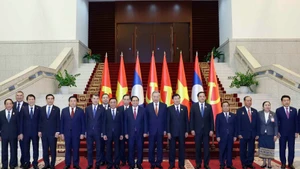 El secretario general del Partido Comunista de Vietnam, To Lam, el secretario general del PRPL y presidente de Laos, Thongloun Sisoulith, y delegados de alto nivel de los dos países. (Foto: VNA)