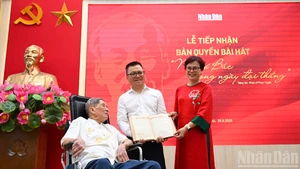 [Foto] Periódico Nhan Dan recibe el manuscrito y los derechos de autor de canción sobre Ho Chi Minh