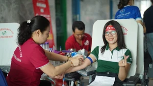 Una joven participa en la donación de sangre (Foto: tienphong.vn)