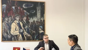 Milan Krajca, presidente del Movimiento Checo por la Paz y miembro del Partido Comunista de Bohemia y Moravia, habla con un corresponsal de la Agencia Vietnamita de Noticias (VNA) en Praga. (Foto: VNA)