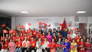 Vietnamitas residentes en el noreste de Tailandia asisten a la actividad conmemorativa por el 50º aniversario de la reunificación nacional. (Foto: VNA)