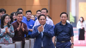 El primer ministro de Vietnam, Pham Minh Chinh, llega a la ceremonia de lanzamiento de la campaña de emulación para dar la bienvenida al XIV Congreso Nacional del Partido y a las elecciones parlamentarias.