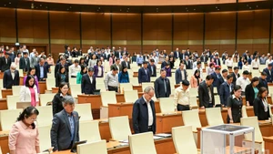 Diputados de la Asamblea Nacional guardan un minuto de silencio en memoria de las víctimas de desastres naturales e inundaciones. (Foto: Nhan Dan)