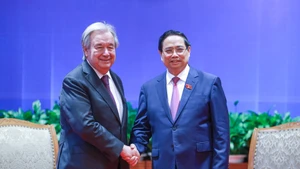 El primer ministro de Vietnam, Pham Minh Chinh, recibe al secretario general de la ONU, António Guterres. (Foto: Nhan Dan)