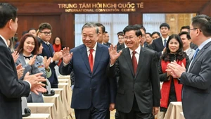 [Foto] Líderes vietnamita y laosiano asiten al anuncio de resultados del XII Congreso Nacional del PPRL