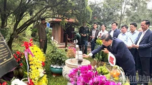 El presidente del Comité Popular de la provincia de Quang Tri, Le Hong Vinh, ofrece incienso ante la tumba del General Vo Nguyen Giap. (Foto: Nhan Dan)