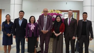 Aleksandar Bodiroza, director regional interino de UNFPA para Asia y el Pacífico, y funcionarios del Ministerio de Salud Pública y UNFPA en Vietnam. (Foto: UNFPA)