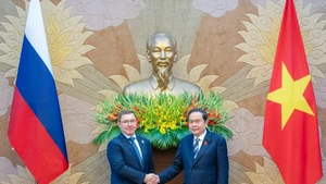 El presidente de la Asamblea Nacional de Vietnam, Tran Thanh Man, y el secretario del Consejo General del Partido Rusia Unida y primer vicepresidente del Consejo de la Federación, Vladímir Vladimirovich Yakushev. (Foto: Nhan Dan)