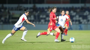 [Foto] El espíritu de lucha inquebrantable del fútbol femenino de Vietnam