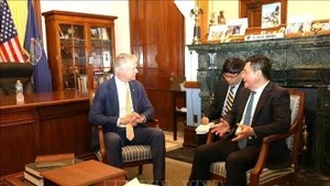 El ministro de Industria y Comercio, Nguyen Hong Dien, trabaja con el senador Roger Marshall. (Foto: VNA)