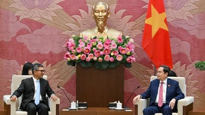 El presidente de la Asamblea Nacional de Vietnam, Tran Thanh Man, recibe al embajador de Indonesia, Denny Abdi. (Foto: Nhan Dan)