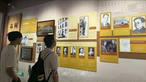 Visitantes en la exposición (Foto: VNA)