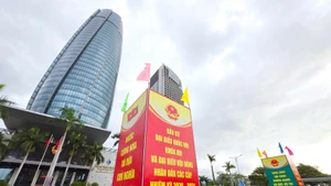 Carteles de propaganda electoral se exhiben de forma destacada en el centro de Da Nang. (Foto: VNA)