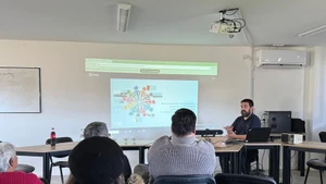 El especialista Gastón Fiorda habla en el evento. (Foto: VNA)