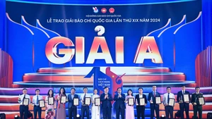 [Foto] Premier asiste a ceremonia de entrega de XIX Premios Nacionales de la Prensa de Vietnam 