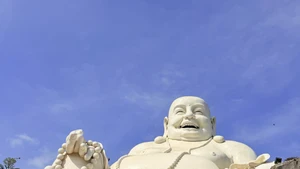 La sonrisa serena, compasiva y generosa de Buda Maitreya se refleja claramente en la estatua, ubicada en la región de las Montañas Siete de An Giang. 