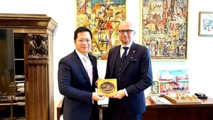 El embajador de Vietnam en Polonia, Ha Hoang Hai, y el vicealcalde de Wrocław, Jakub Mazur. (Foto: Embajada de Vietnam en Polonia)