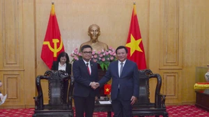 Nguyen Xuan Thang, miembro del Buró Político del Partido Comunista de Vietnam (PCV) y director de la Academia Nacional de Política Ho Chi Minh y Ace Hasan Syadzily, presidente de la LEMHANNAS (Foto: Nhan Dan) 