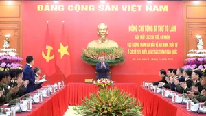 [Foto] Líder partidista se reúne con ejemplares de fuerzas de seguridad de base