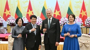 El presidente de Vietnam, Luong Cuong, y su esposa ofrecen un banquete en honor al jefe del Estado lituano, Gitanas Nausėda, y su cónyuge. (Foto: VNA)