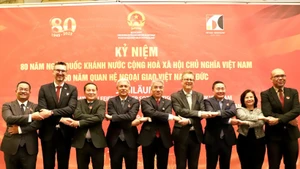 El embajador vietnamita en Alemania, Nguyen Dac Thanh (centro), junto con los invitados en la cita (Foto: VNA)