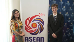 Los estudiantes de relaciones internacionales Pedro Toscano, de la Universidad de Palermo, y Florencia Camila Gómez, de la Universidad del Salvador (USAL-UB) (Foto: Cortesía de la Embajada de Vietnam en Argentina)