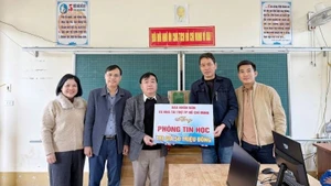 Representantes del periódico Nhan Dan en la provincia de Nghe An entregan un sistema de computadoras a la escuela primaria Thach Giam 2, en la comuna de Tuong Duong. (Foto: Nhan Dan)