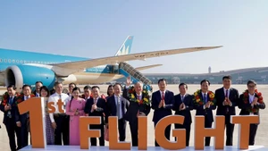 El primer vuelo de pasajeros de Vietnam Airlines a Long Thanh transporta al viceprimer ministro Nguyen Hoa Binh (sexto desde la derecha) y casi 100 pasajeros. (Foto: VNA)