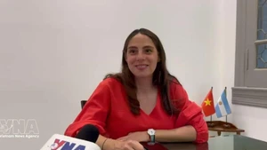 La doctora argentina Nadia Radulovich, especialista en Relaciones Internacionales, en una entrevista con la VNA (Foto: VNA)